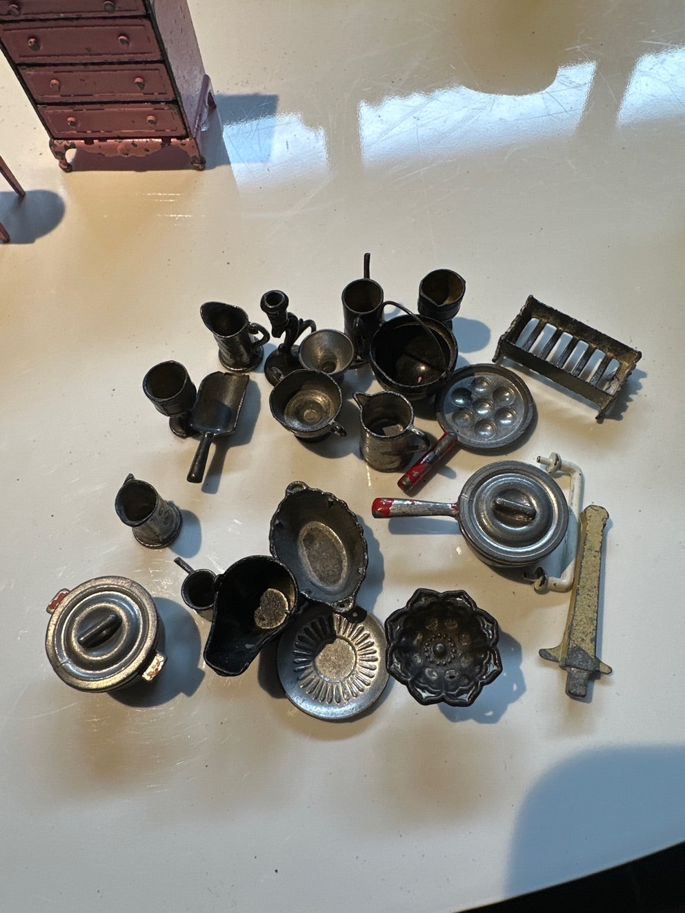 Samling af dukkehusmøbler